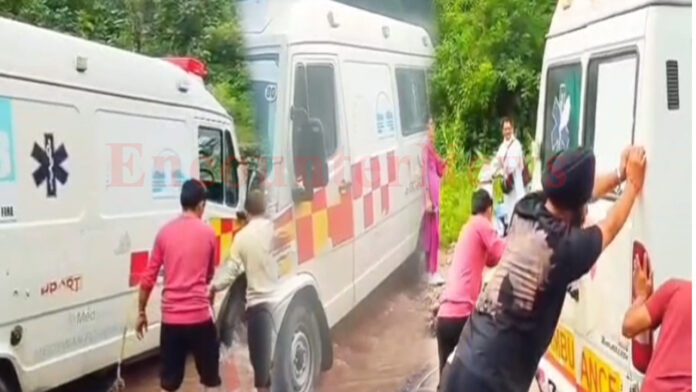 नदी में फंसी मरीज लेकर जा रही Ambulance, देखें वीडियो