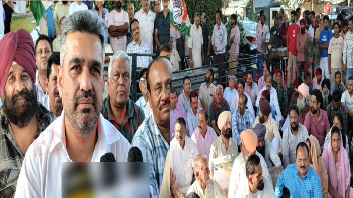 कांग्रेस MLA बावा हैनरी ने लगाया धरना, BJP की नशा रैली पर साधे निशाने