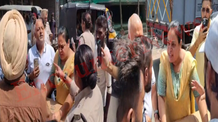Punjab News: अवैध कब्जे को लेकर दुकानदार और पुलिस में हुई तीखी नोंक-झोंक, देखें वीडियो