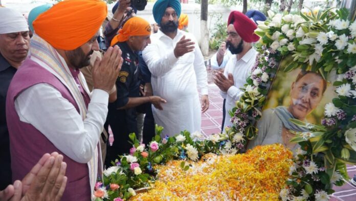 CM Saini ने पटियाला में स्वर्गीय सरदारी इंदरजीत कौर की अंतिम अरदास में की शिरकत