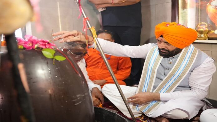 CM Nayab Saini ने पंजाब में गुरुद्वारा साहिब और प्राचीन शिव मंदिर में टेका माथा