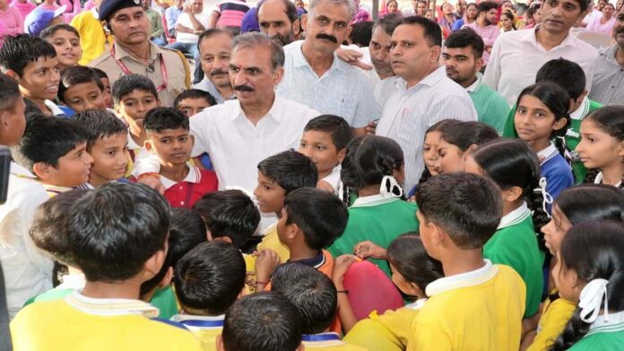 विद्यार्थियों से CM Sukhu का संवाद, करियर से लेकर स्वच्छता और पेपर लीक तक हुए सवाल