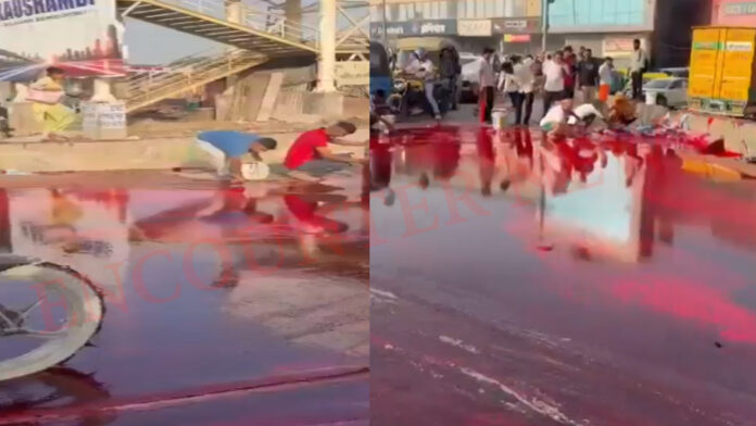 सड़क पर पलटा पेंट से भरा ट्रक, बाल्टी-डिब्बे लेकर मची लूटने की होड़, देखें वीडियो