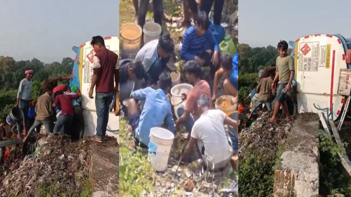 डीजल से भरा टैंकर पलटते लोगों में मची लूट की होड़, देखें वीडियो