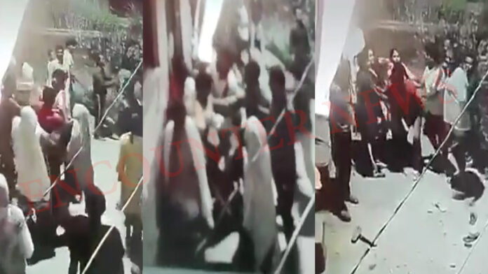 बच्चों के विवाद में 2 पड़ोसियों में हुई खूनी झड़प, 2 घायल, देखें वीडियो