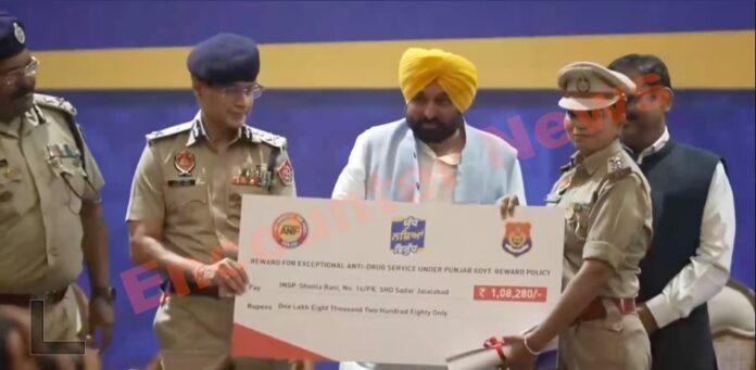 CM Mann ने पुलिस अधिकारियों को किया सम्मानित, देखें वीडियो