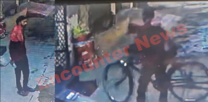 Jalandhar News: शहर में बढ़ा चोरों का आतंक, दिन दहाड़े घर में दिया वारदात को अंजाम, देखें CCTV