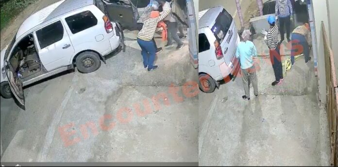 गजब चोरीः SBI का ATM ही उखाड़कर ले गए चोर, देखें वीडियो