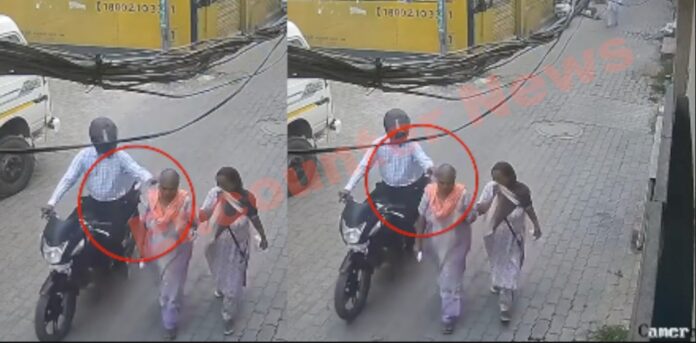 Punjab News: दिनदहाड़े बाजार में बाइक सवार ने महिला के छीने झुमके, देखें CCTV