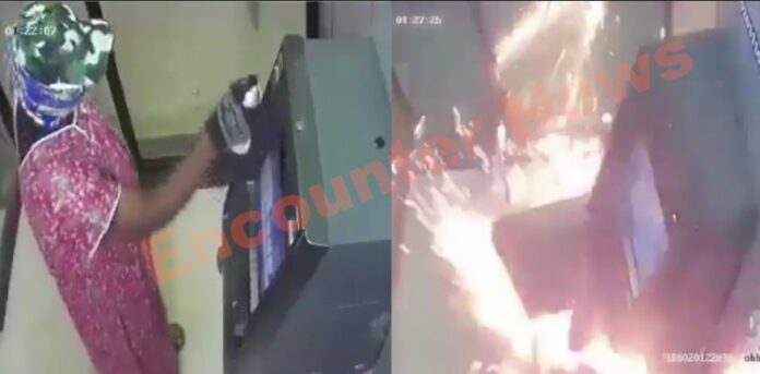लूट का अनोखा तरीका: नाइटी पहनकर आए चोरों ने ATM से उड़ाया कैश, देखें वीडियो