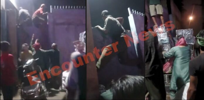 : रास्ता मांगने पर हुआ विवाद, फैक्ट्री मालिक को बंधक बनाकर रॉड से पीटा, देखें वीडियो