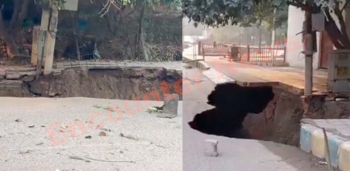 पलक झपकते सड़क गई सड़क, पड़ा 15 फीट लंबा और 10 फीट गहरा गड्ढा, देखें वीडियो