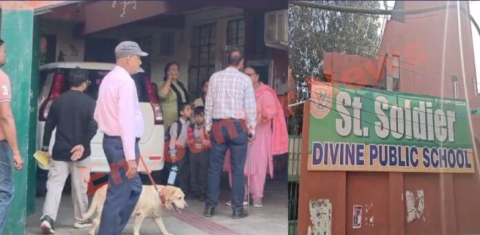 St. Soldier School में बच्चों को हुई छुट्टी, जांच में जुटा प्रशासन, देखें वीडियो