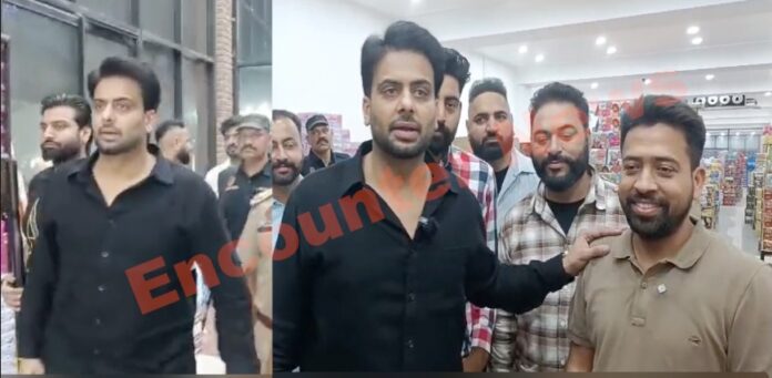 Punjab News: पटाखों के बाजार पहुंचे Singer Mankirt Aulakh, प्रंशसकों की लगी भीड़, देखें वीडियो