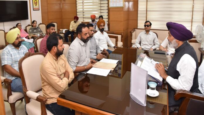 वित्त मंत्री हरपाल सिंह चीमा ने कर्मचारी यूनियनों के साथ उच्च-स्तरीय बैठक की अध्यक्षता की