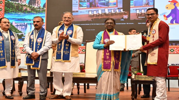 राष्ट्रपति और राज्यपाल ने एम्स बिलासपुर के प्रथम स्नातक बैच को प्रदान की उपाधियां