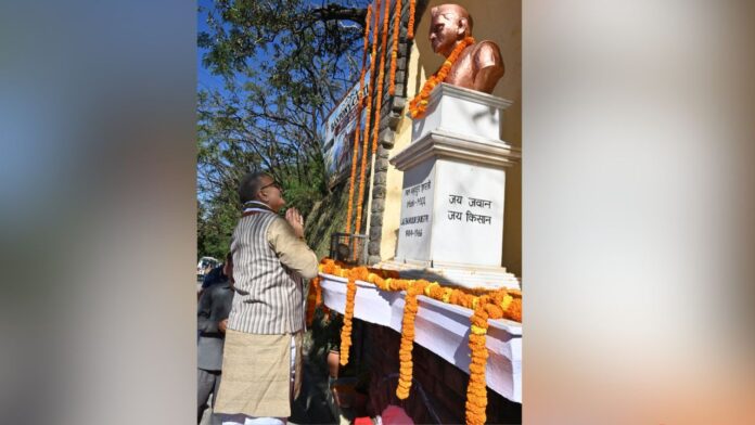 राज्यपाल ने महात्मा गांधी और लाल बहादुर शास्त्री को श्रद्धासुमन अर्पित किए