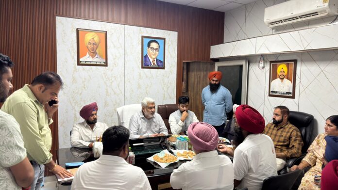 लाल चंद कटारुचक ने बटाला की दाना मंडी से शुरु करवाई धान की खरीद