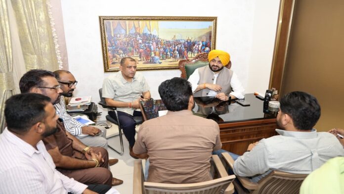 तरुनप्रीत सिंह सौंद ने मनरेगा कर्मचारी यूनियन की मांगों का समाधान करने का दिया आश्वासन
