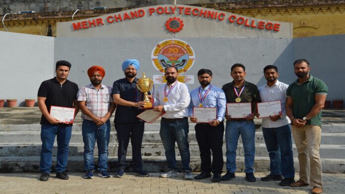Meharchand Polytechnic College की स्टाफ बैडमिंटन टीम ने किया कॉलेज का नाम रोशन
