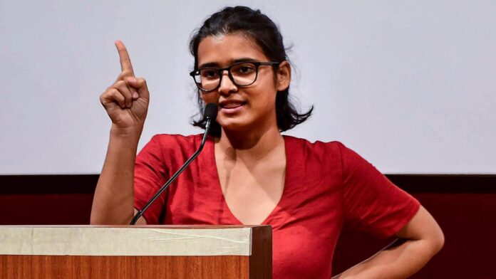 Neha Bora ने PM Modi पर साधा निशाना, बोली - 'आप हमारे अधिकार नहीं छीन सकते'