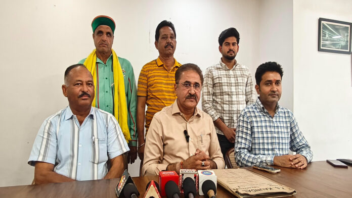 सरकारी जमीन पर कब्जे कर लाखों रुपये किराया वसूलने का भी लगाया आरोप