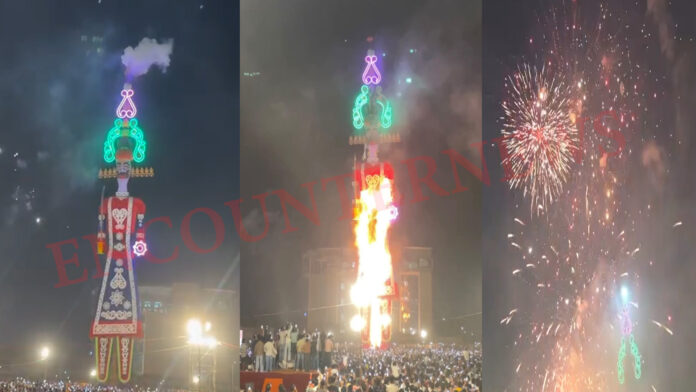 धू-धूकर जला 221 फीट ऊंचा रावण का पुतला, देखने को उमड़ी भारी भीड़