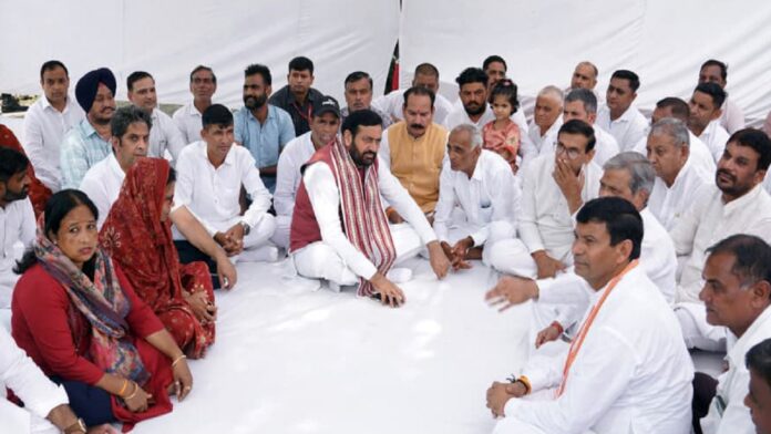 CM Saini ने मंगौली जाटान पहुंचकर स्व. बालक राम सैनी के निधन पर किया शोक व्यक्त
