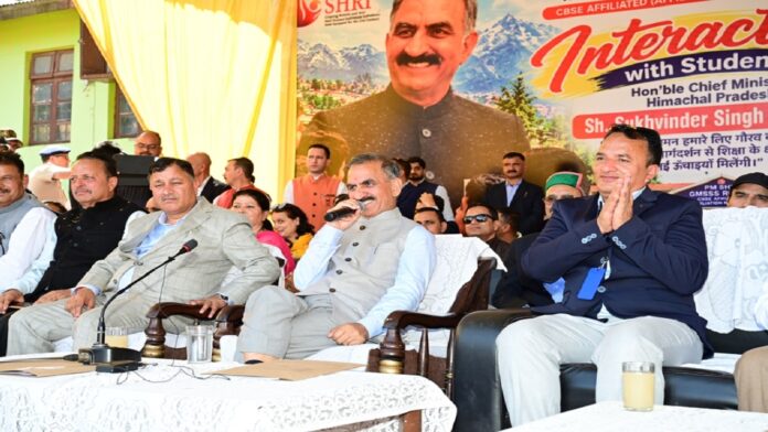मुख्यमंत्री ने रोहड़ू में राजकीय आदर्श वरिष्ठ माध्यमिक स्कूल के विद्यार्थियों से किया संवाद