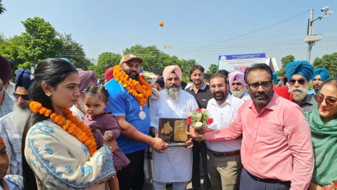 एशियन गेम्स में लगातार तीसरा पदक जीतकर पटियाला लौटे ओलंपियन तेजिंदरपाल सिंह तूर